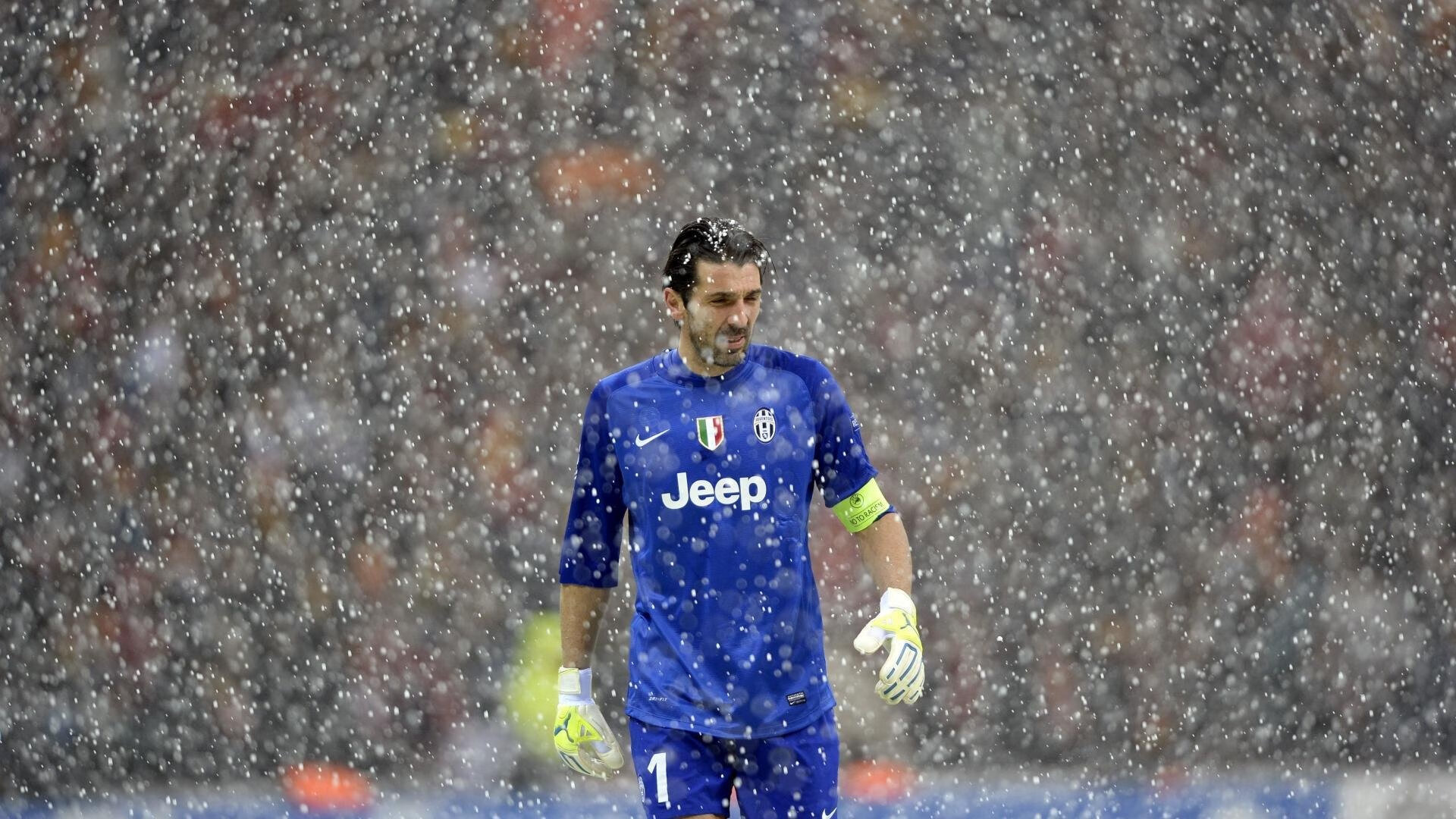 “华金·托比利亚的传球精准度与反应速度,帮助美洲狮队形成强大防线”